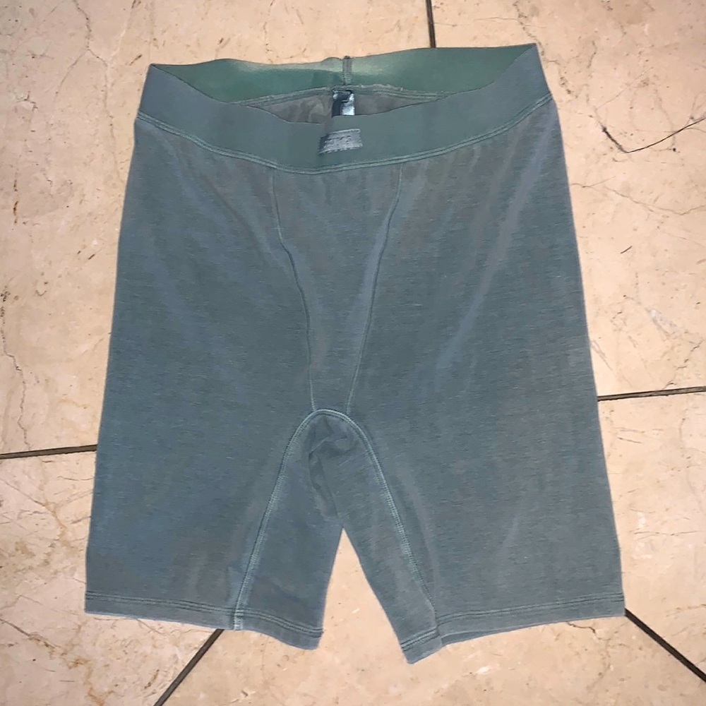 SKIMS OUTDOOR SEAMED BIKER SHORTS SZ M BLUE CHALK